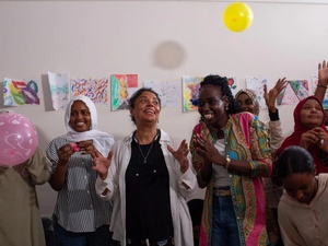 Nada Shayeb (au centre à droite) à la fin d'une séance d'art-thérapie dans un centre géré par l'Initiative Rouh à Alexandrie, en Égypte.