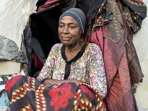 Mimi Kiva devant son abri dans le camp de déplacés d'Ichwa où elle vit depuis qu'elle a été chassée de chez elle par une violente appropriation de terres en 2021.
