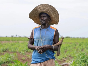 Awad Usman, un réfugié soudanais, dans son champ de sésame à Maban, au Soudan du Sud.