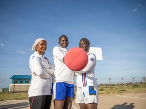 Saido Omar (à gauche) sur le terrain de basket du camp de Kakuma avec Doris (au milieu) et Nyagwa (à droite).
