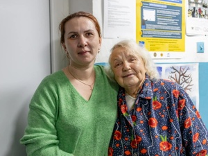 Nina (à droite), réfugiée ukrainienne de 83 ans, en compagnie de Zinaida, la directrice du centre d'hébergement soutenu par le HCR à Chisinau, la capitale de la Moldavie.