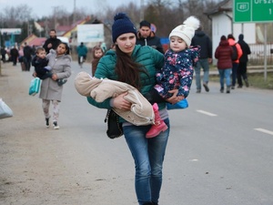 Une jeune femme ukrainienne franchit la frontière avec la Hongrie avec ses deux enfants, le 27 février 2022.