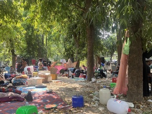 Des familles déplacées par le tremblement de terre qui a frappé le Myanmar le 28 mars s'abritent sous des arbres.