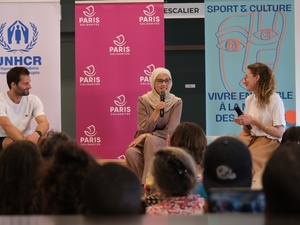 Alexis Michalik (à gauche), dramaturge, metteur en scène et acteur et Masomah Ali Zada (au centre), cheffe de mission de l'équipe olympique des réfugiés à Paris 2024 participent à une carte blanche animée par le média Komune à la Maison des réfugiés. 
