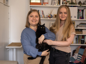 Anastasiia (à gauche) avec sa sœur Tania et leur chat Kotya, dans leur maison à Paris, France.