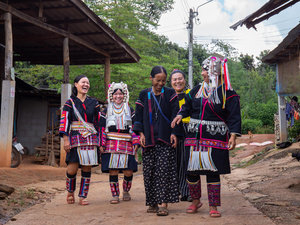 Un groupe de femmes se promène en riant dans un village de Chiang Mai, en Thaïlande.