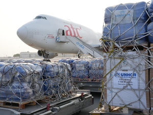 Des articles de secours du HCR sont chargés à bord d'un avion