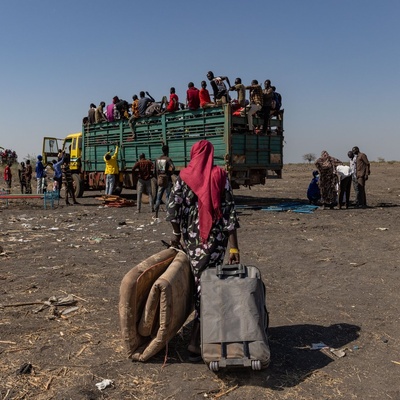 Des rapatriés sud-soudanais et des réfugiés soudanais fuyant le conflit embarquent dans des camions au poste frontière de Joda, près de Renk, au Soudan du Sud.