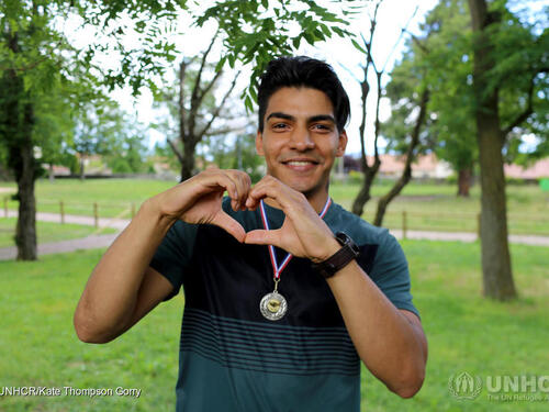 A Pessat-Villeneuve, un jeune afghan se porte volontaire pour coudre des masques pour tous les habitants de la commune