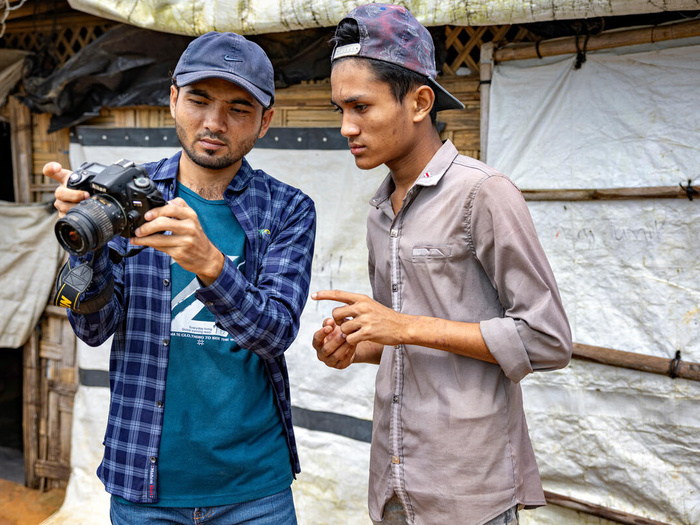Sahat Zia Hero encadre un jeune Rohingya, Mohammed Hassan.