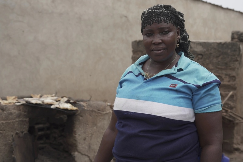 Des réfugiés burkinabés nouvellement arrivés font la queue pour se faire enregistrer à Dapaong, dans le nord du Togo.