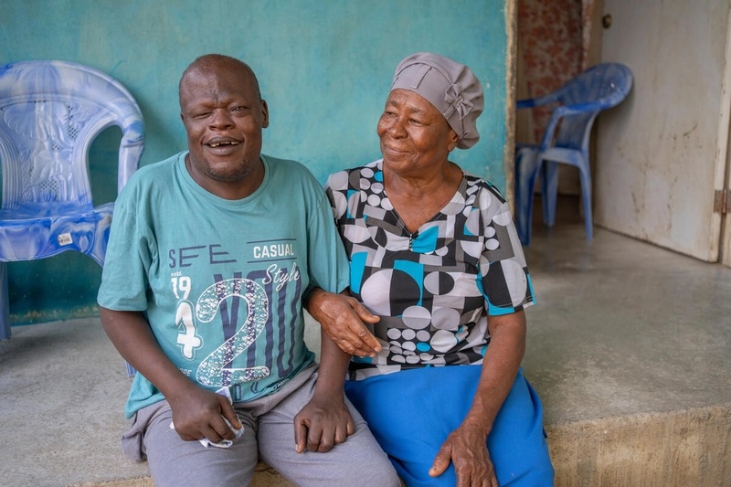 Hermelinda et son fils Edín sous le porche de leur maison de Santa Fe. Edín souffre de problèmes cardiaques et d’un handicap mental et a besoin de soins constants.