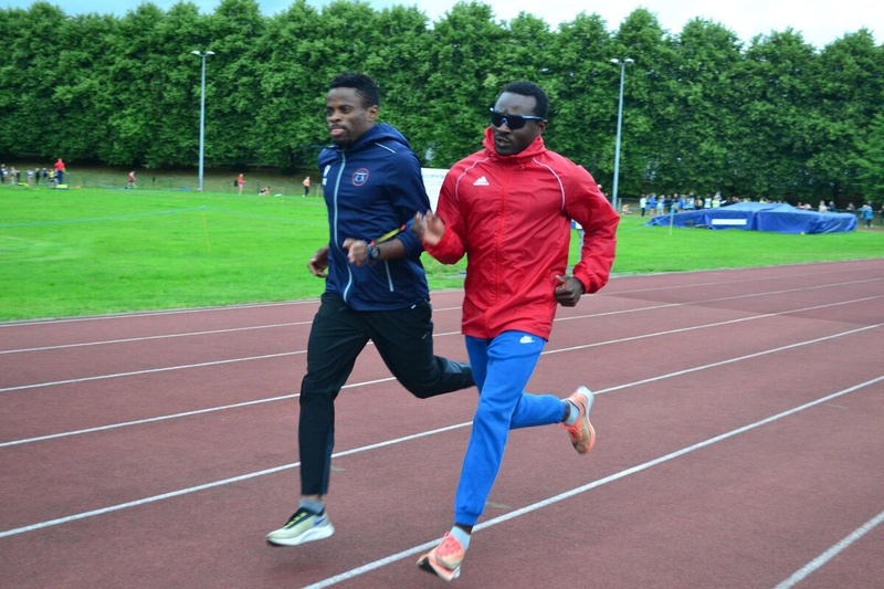 Guillaume Junior Atangana (à droite) portera le drapeau de l'équipe paralympique des réfugiés lors de la cérémonie d'ouverture des Jeux paralympiques de Paris 2024, accompagné de son guide de course, Donard Nyamjua (à gauche). 
