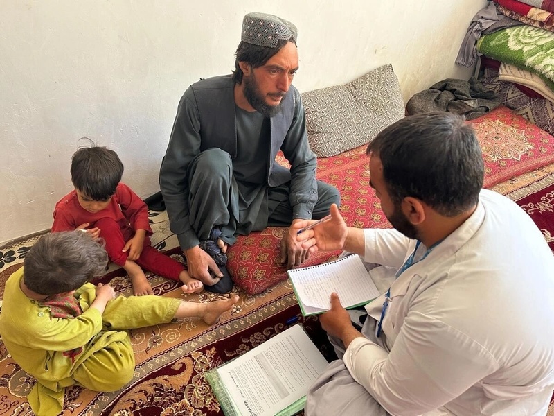 Un père de six enfants participe à une séance de soutien psychosocial organisée par un partenaire du HCR dans son village, dans l’ouest de l’Afghanistan, à la suite des inondations de mai.