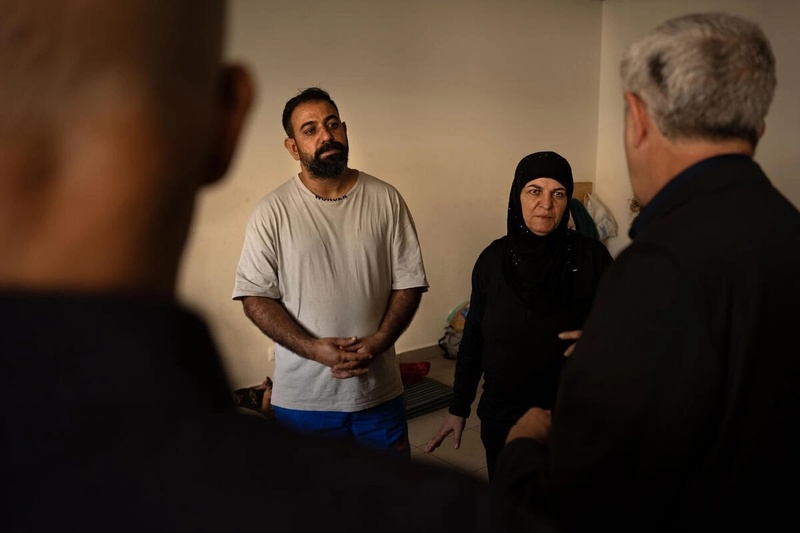 Oum Hassan (deuxième à partir de la droite) rencontre le Haut Commissaire des Nations Unies pour les réfugiés Filippo Grandi (à droite) dans l'école de Beyrouth où elle et sa famille sont actuellement installées.