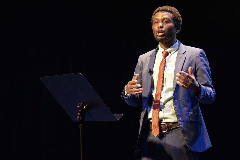 Gabriel, réfugié du Burundi, étudiant à Sciences Po, participe à la troisième édition du concours d'éloquence "Voix en Exil"