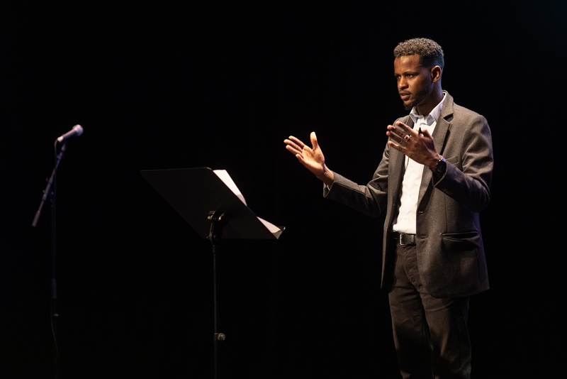 Khalid, étudiant à l'Université Paris Dauphine et réfugié du Soudan, participe à la troisième édition du concours d’éloquence du HCR. 