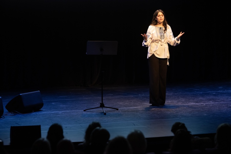 Myroslava, étudiante à l'Université Paris Dauphine, réfugiée d’Ukraine, participe à la troisième édition du concours d’éloquence "Voix en Exil" du HCR. 