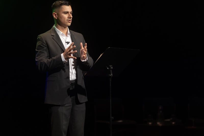 Sebastian, étudiant à Sciences Po, réfugié de Colombie, participe à la troisième édition du concours d’éloquence "Voix en Exil" du HCR.