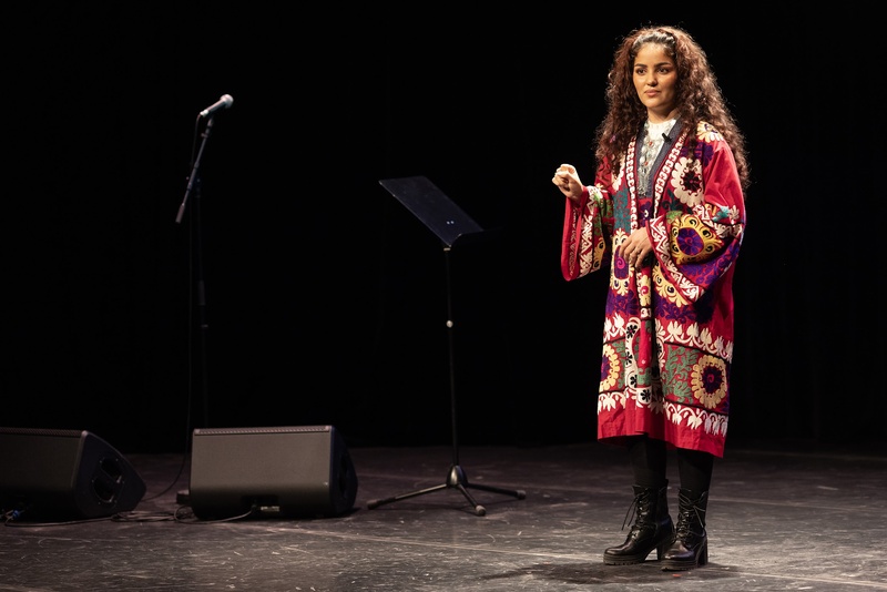 Shabnam, étudiante à l'Ecole normale sociale, réfugiée d’Afghanistan, participe à la troisième édition du concours d’éloquence du HCR. 