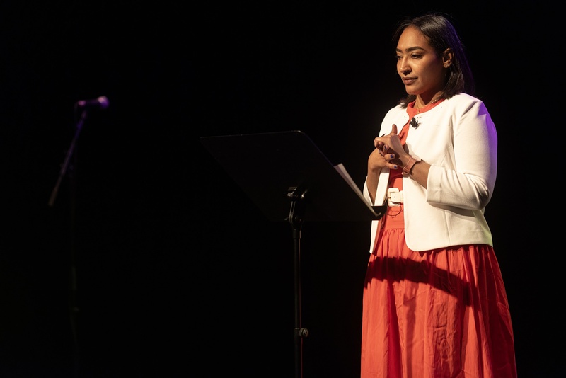 Shema, étudiante à l'Ecole de travail social Croix Saint Simon, réfugiée du Soudan, participe à la troisième édition du concours d’éloquence du HCR. 