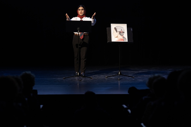 Shogofa, étudiante à l'Université Panthéon Assas, réfugiée d’Afghanistan, participe à la troisième édition du concours d’éloquence du HCR. 