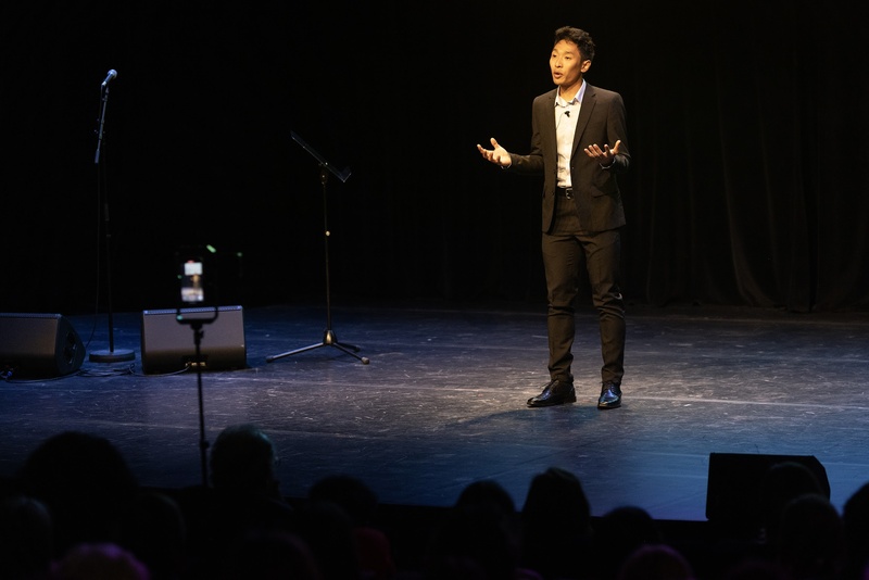 Ulashing, étudiant à l'Université Paris Dauphine, réfugié du Bangladesh, participe à la troisième édition du concours d’éloquence du HCR. 