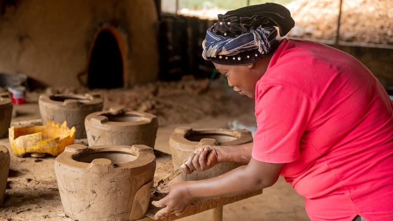 Une réfugiée congolaise fabrique des fourneaux durables