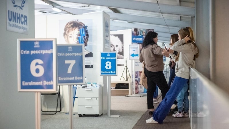 Des réfugiées d’Ukraine font la queue pour s’enregistrer pour obtenir des aides en espèces.