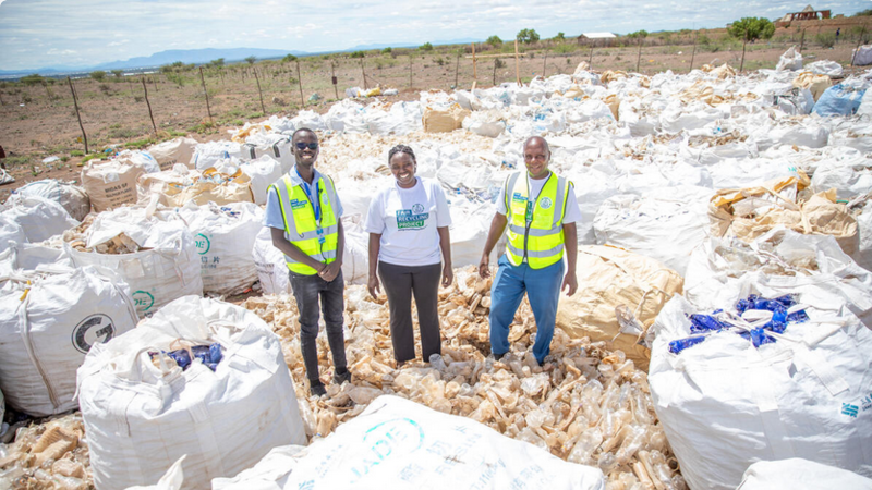 Peter, Mary et Evariste posent pour une photo sur le site de broyage de plastique dans la ville de Kakuma.