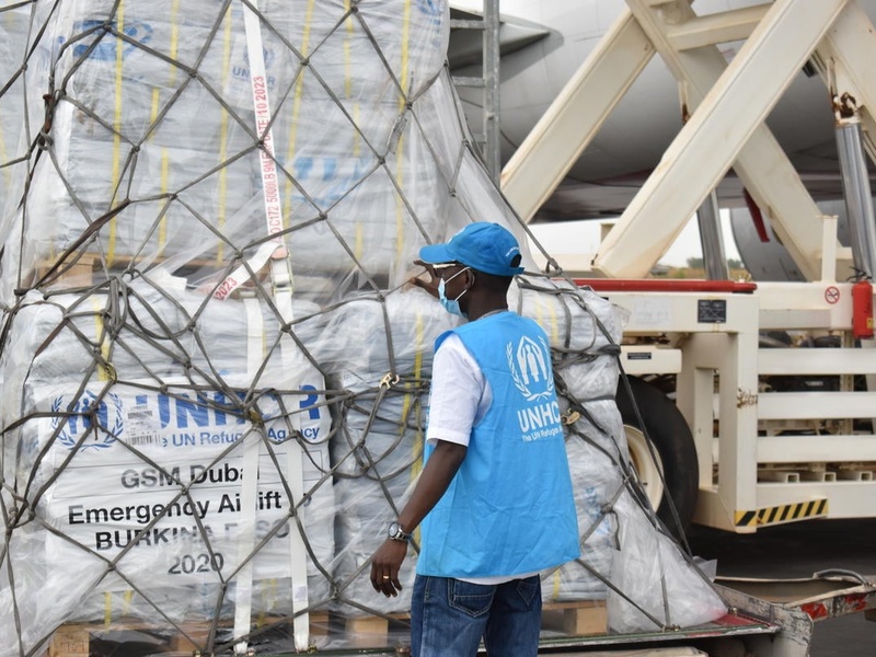 Un employé du HCR contrôle les approvisionnements en cours de chargement sur un vol pour le Burkina Faso. 
