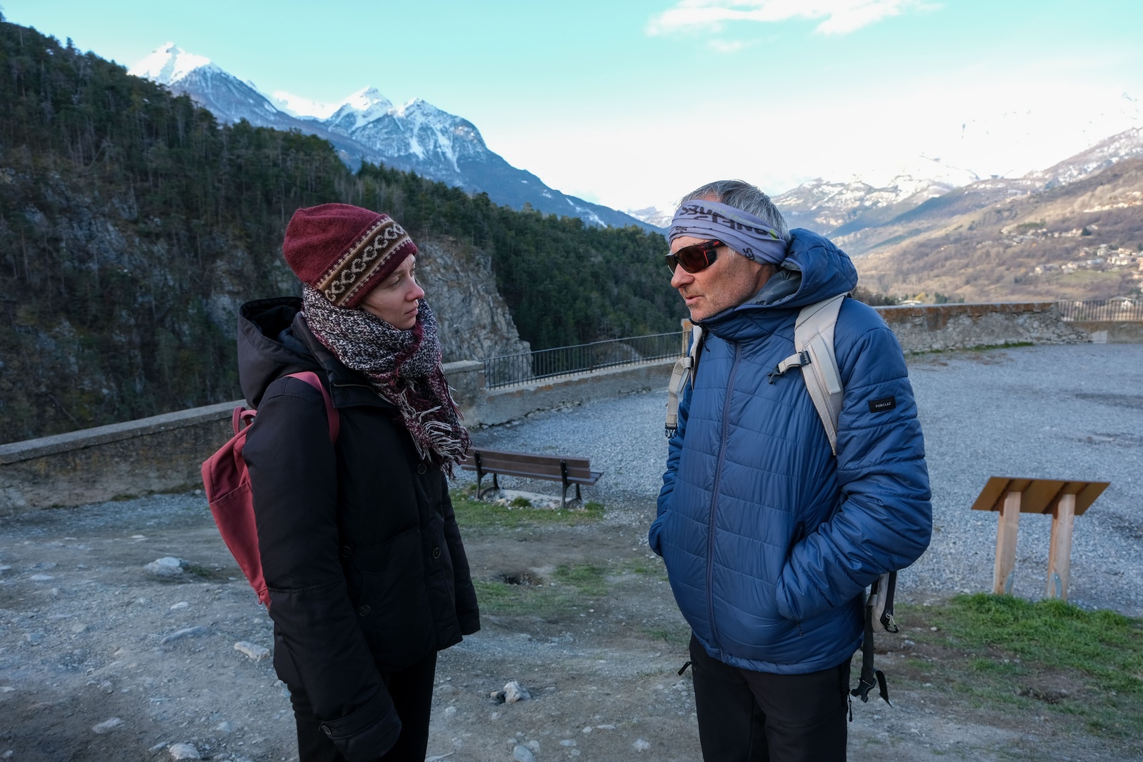 Une équipe du HCR en France s'entretient avec Michel Rousseau, co-président de l'association Tous Migrants.