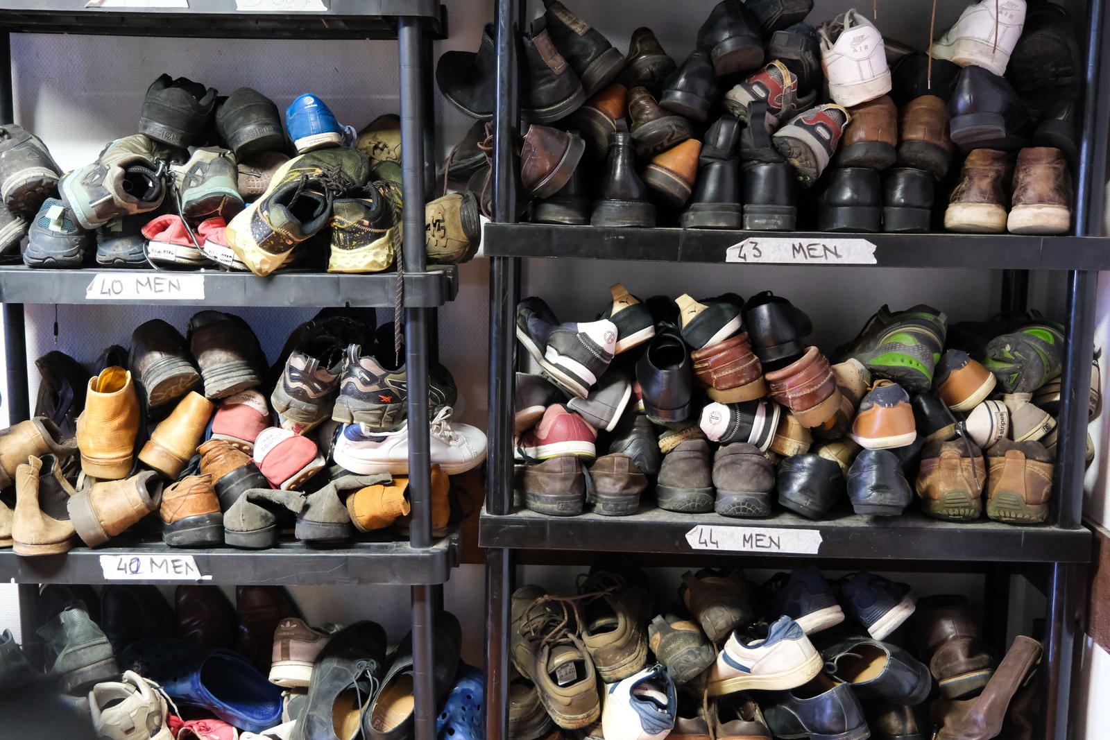 L'association Refuges Solidaires Briançon offre le gîte, le couvert, l’accès à des vêtements adaptés à la saison et des produits d’hygiène.