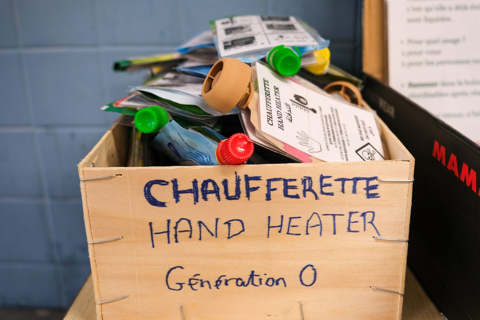 L'association Eko! promeut la solidarité internationale et le développement durable. Des chaufferettes ont été crées à partir d'emballages de compotes.