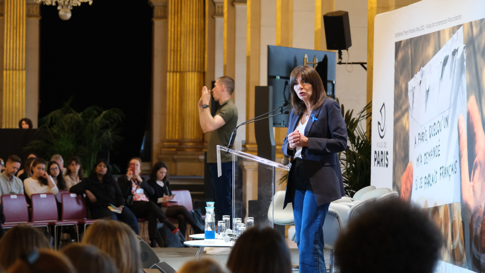 La maire de Paris prend la parole à la Conférence capitale organisée par la Ville de Paris et le HCR à l'occasion de la Journée mondiale des réfugiés 2024