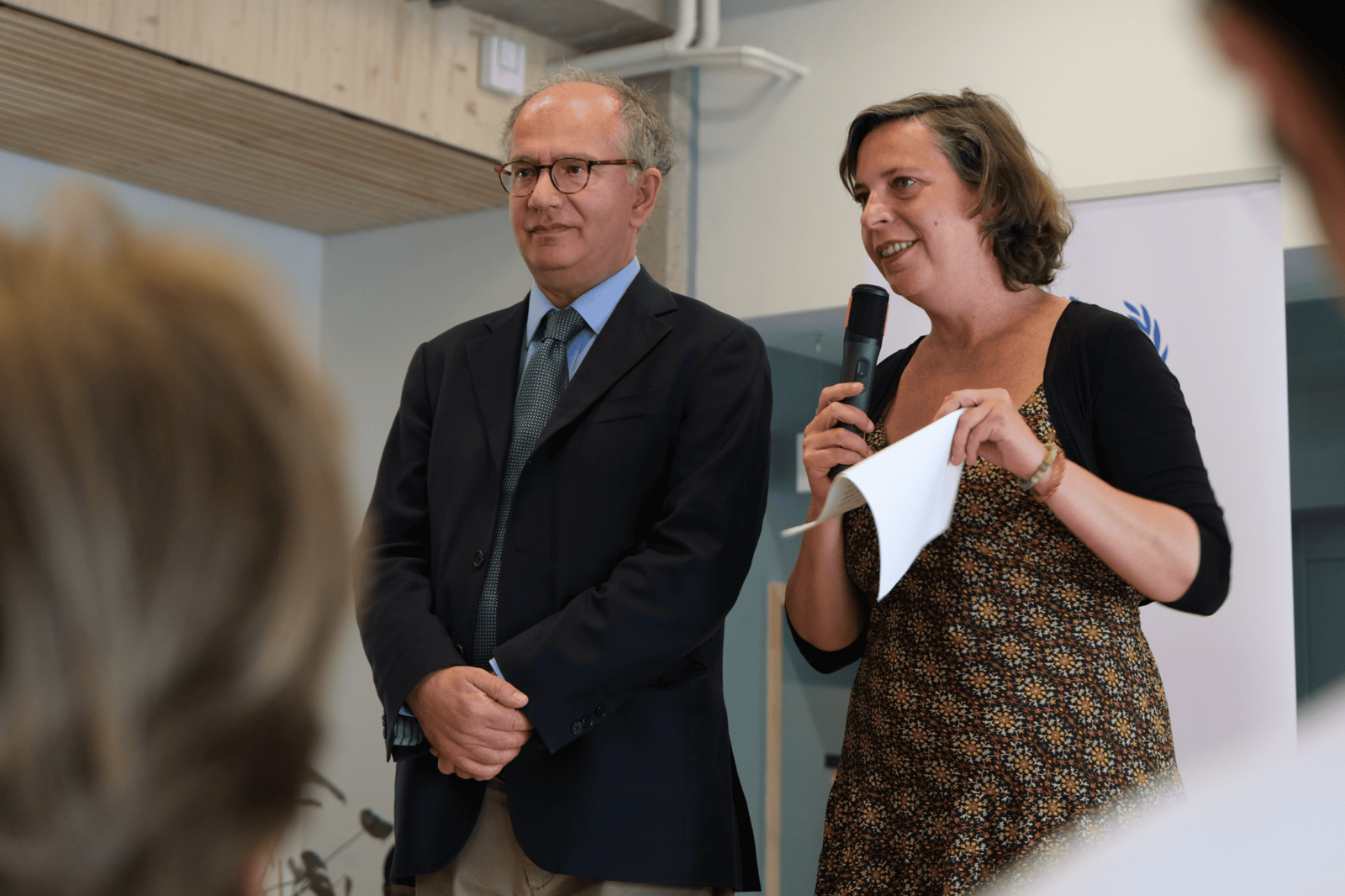 Léa Filoche, adjointe à la Maire de Paris et Paolo Artini, Représentant du HCR en France, concluent la matinée de discussions à la Maison des réfugiés.