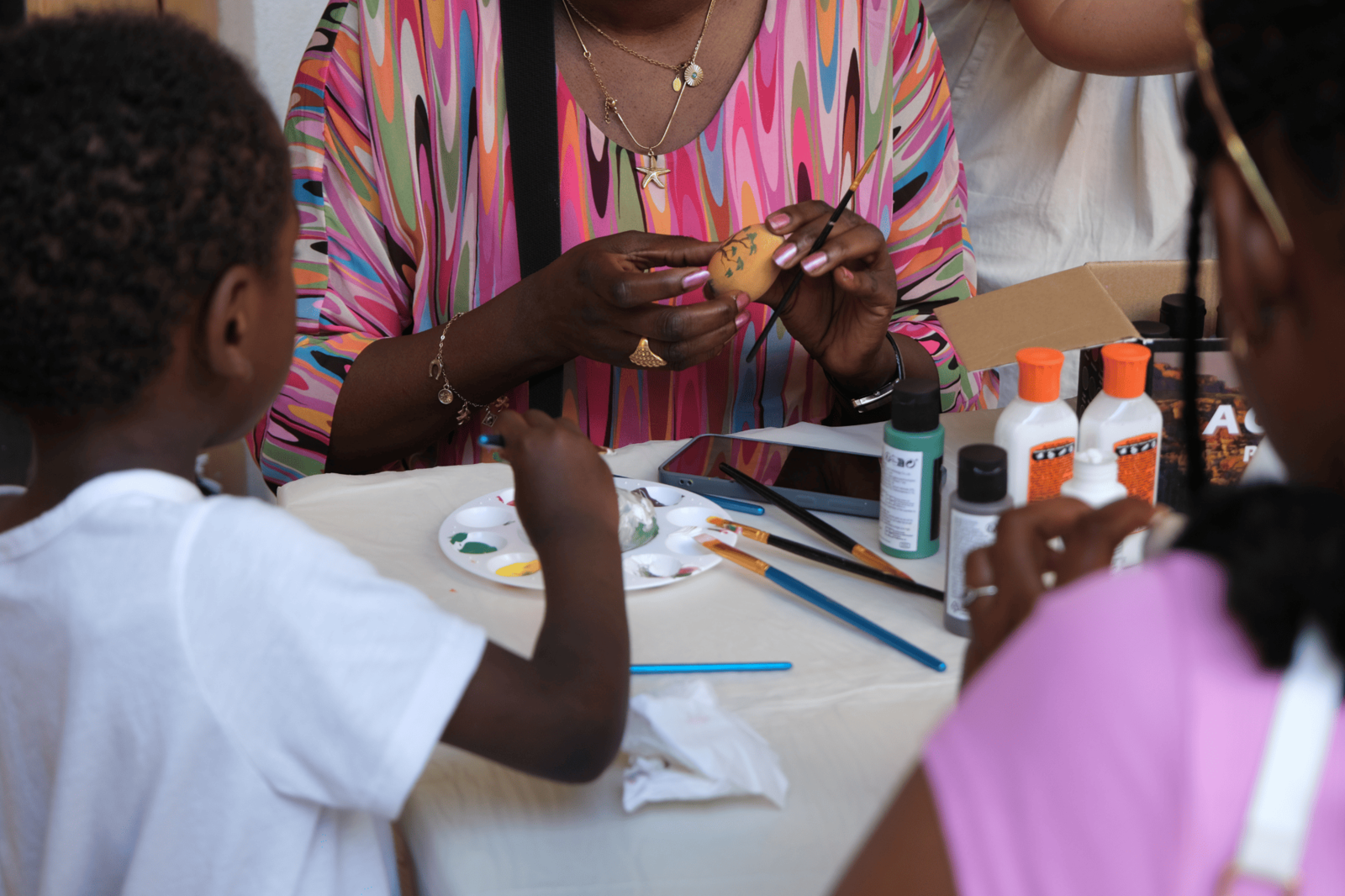 Un atelier de peinture sur oeufs a été animé par Fahimeh.