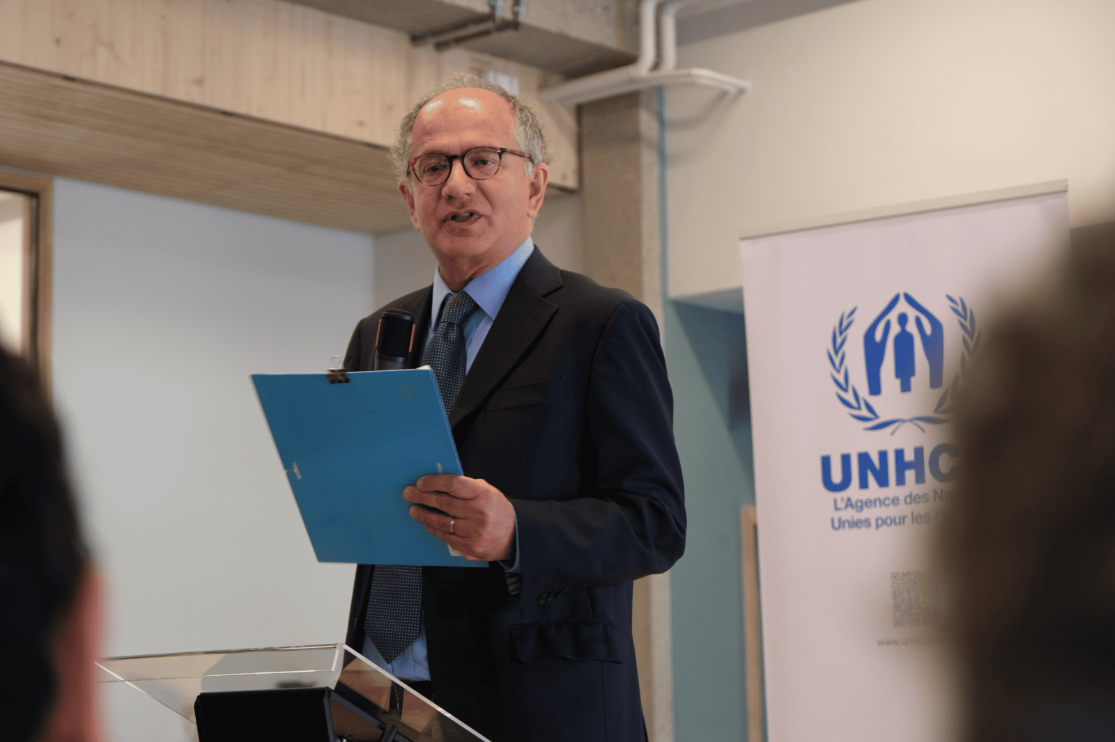 Paolo Artini, Représentant du HCR en France, introduit la Journée mondiale des réfugiés à la Maison des Réfugiés.