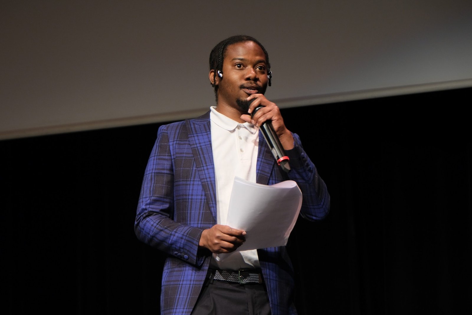 Alain Léandre, gagnant de la seconde édition du concours d'éloquence "Voix en Exil" du HCR, anime la troisième édition du concours.