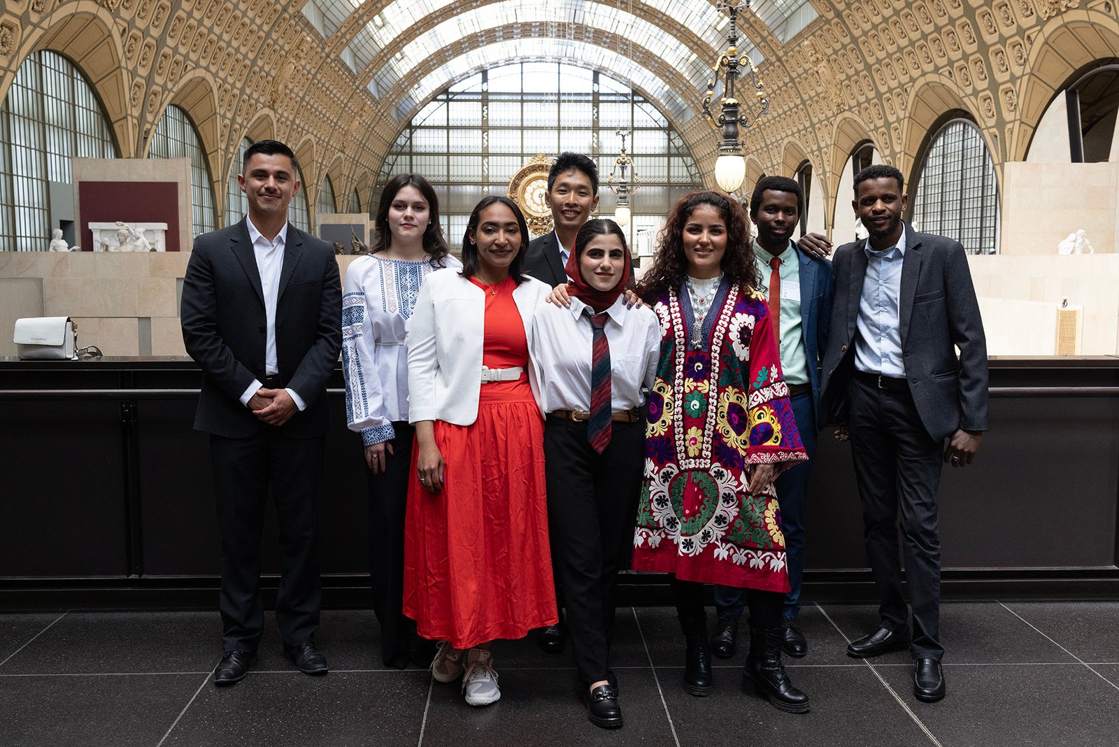Les huits candidats du concours posent lors de la visite du musée d'Orsay.