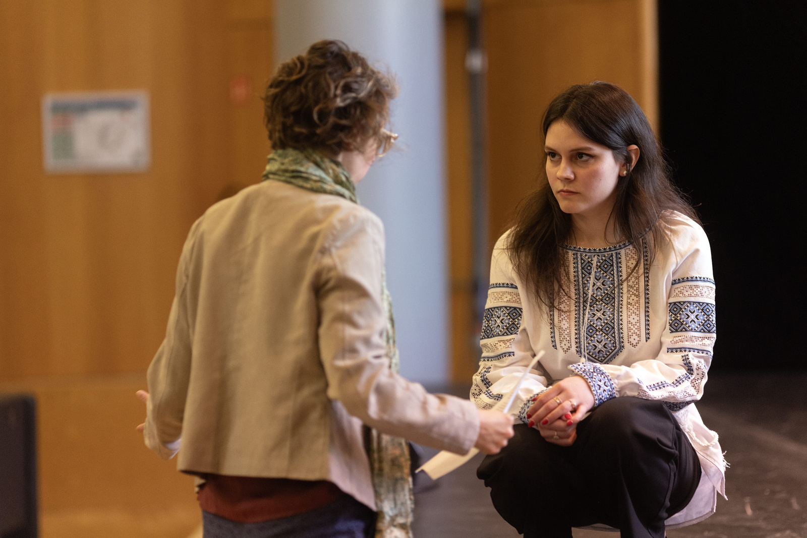 Myroslava, benjamine de la troisième édition du concours d'éloquence, écoute les conseils de sa coach lors des répétitions.