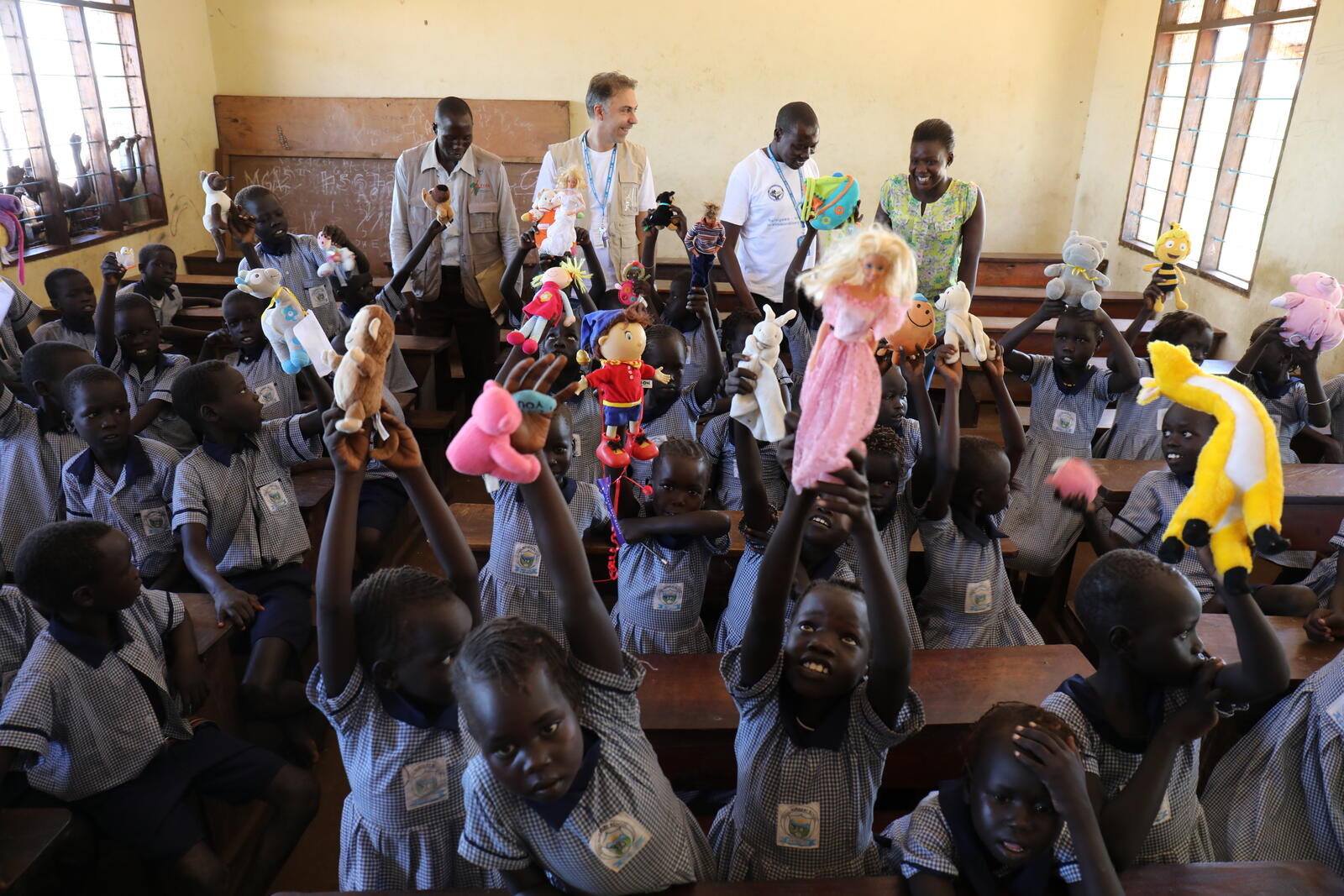 Distribution de jouets dans le camp de Gorom