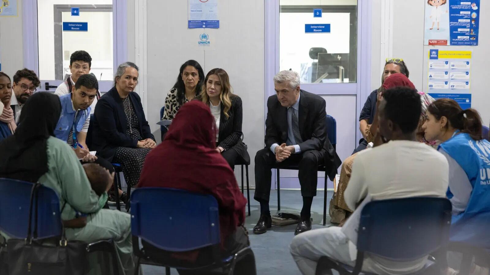 Filippo Grandi et des employés du HCR s'entretiennent avec Huwaida et d'autres réfugiés soudanais dans un centre d'accueil au Caire.