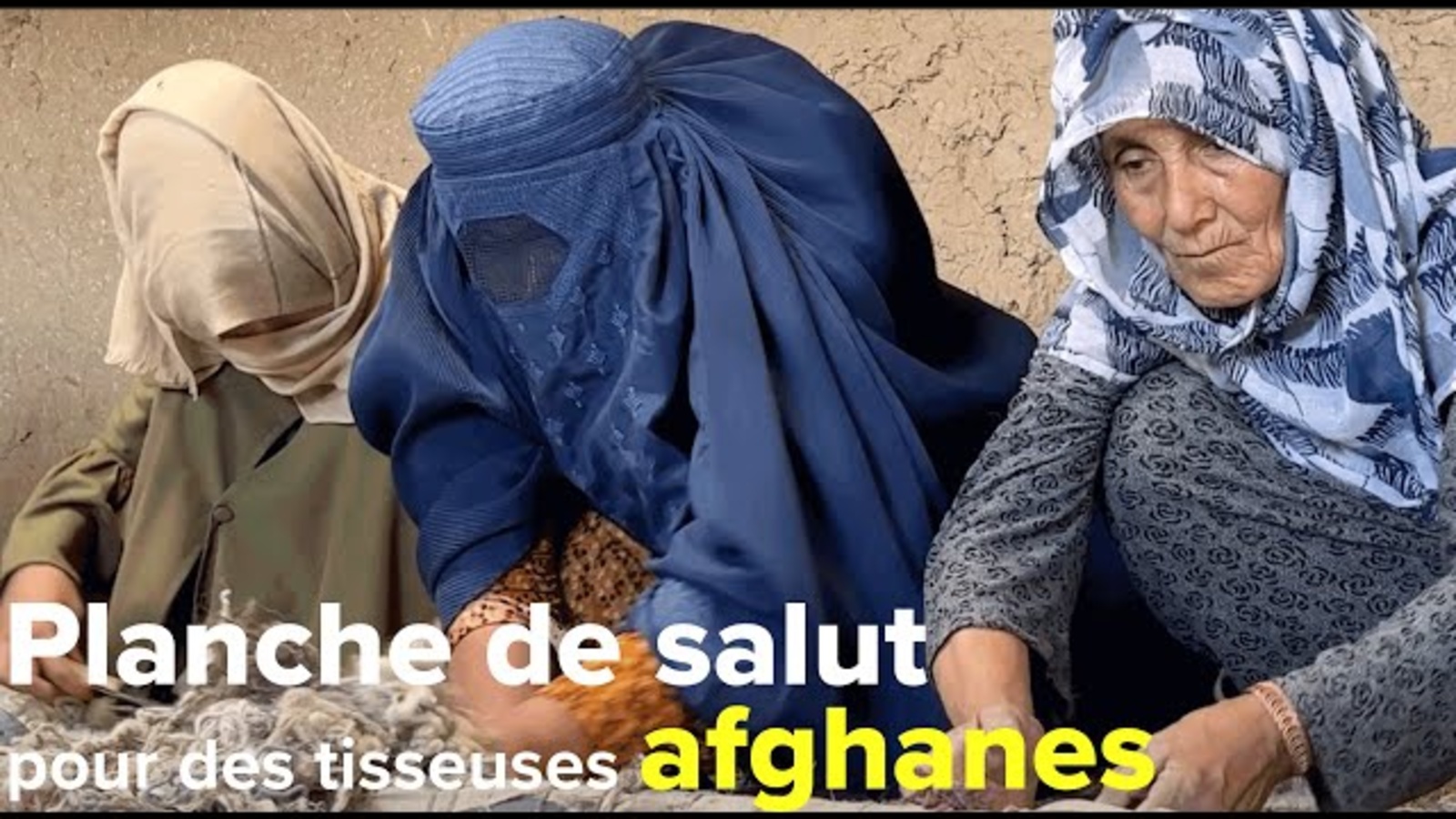 Trois femmes âgées portant un foulard sont assises sur le sol d'une hutte et tissent un tapis.