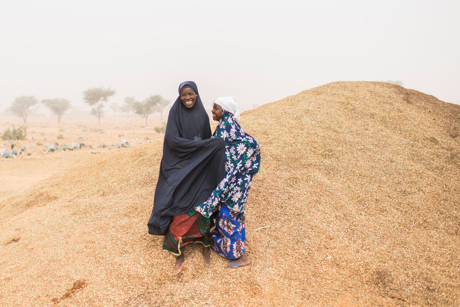 Jamilla et Hamsou debout sur une petite colline riant ensemble