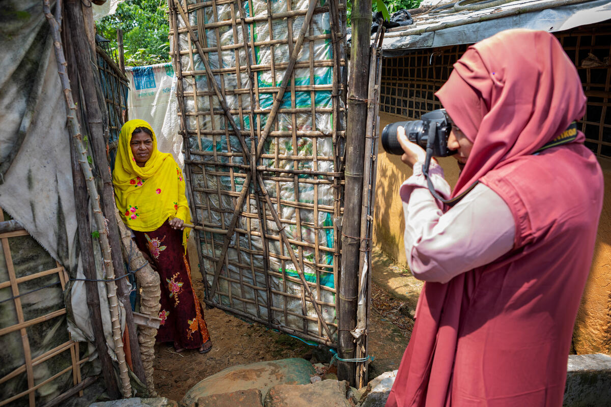 Une femme photographie une femme rohingya dans un camp de réfugiés 