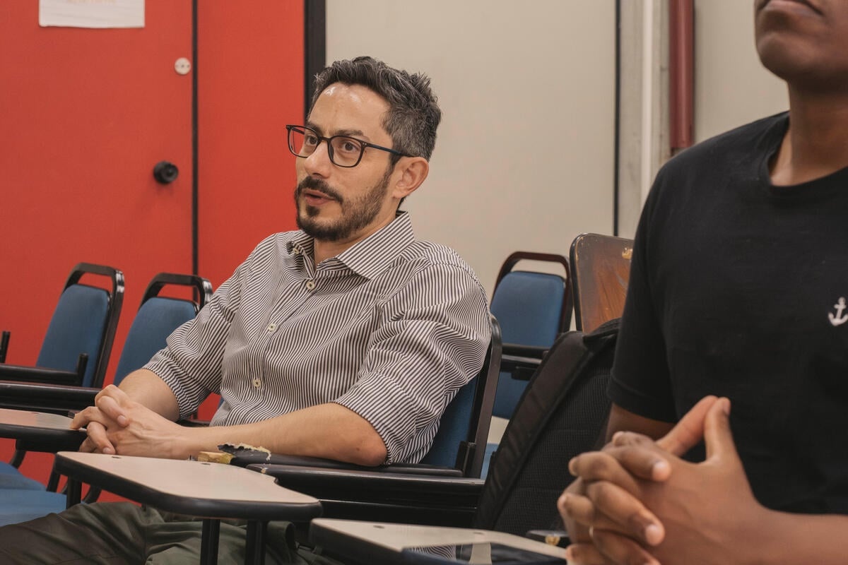 Anas se rend en visite dans une classe de l’Université fédérale Fluminense (UFF), où il a suivi plusieurs cours pour que son diplôme soit reconnu.
