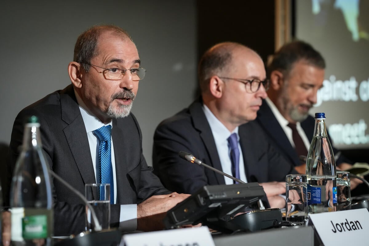 Ayman Safadi participe à une table ronde lors du Forum mondial sur les réfugiés 2023