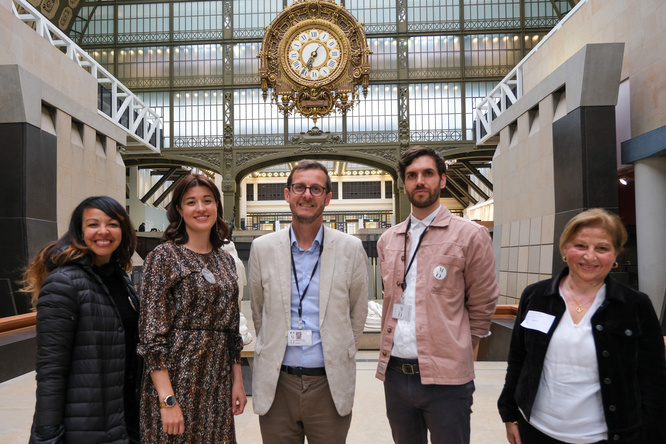 De gauche à droite : Carolina Duran et Uliana Pashynna, bénéficiaires du projet Mahatta, Guillaume Blanc, Directeur des publics des Musées d’Orsay et de l’Orangerie, Benjamin Charlieux, Chargé de médiation à destination des publics du champ social et Souad Nanaa, présidente de l’association Sama for all.