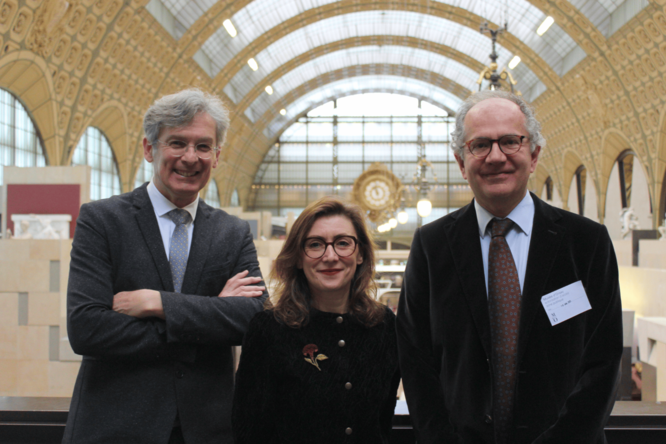 De gauche à droite : Sylvain Amic, Président des musées d’Orsay et de l’Orangerie, Virginie Donzeaud, Administratrice générale adjointe, et Paolo Artini, Représentant du HCR en France lors de la signature de la lettre d'entente, le 16 janvier 2025.